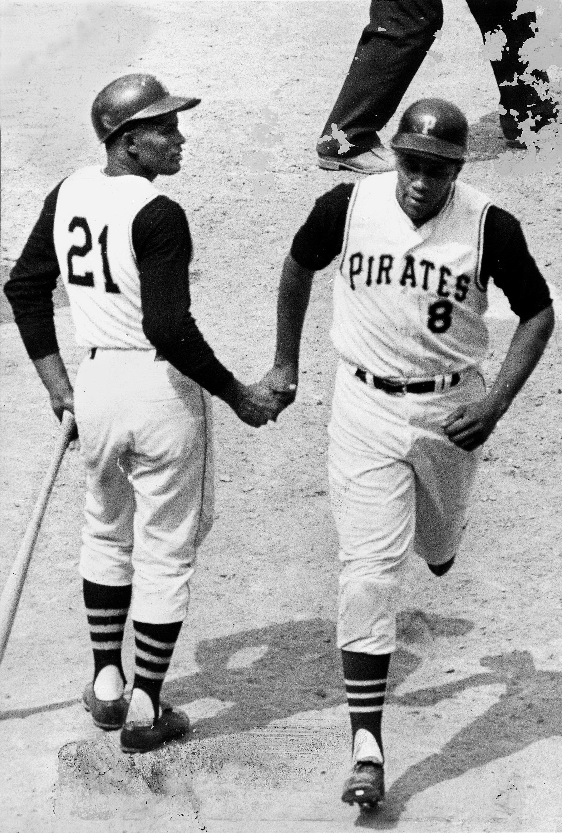 PITTSBURGH PIRATES WILLIE STARGELL "POPS" CONGRATULATED BY TEAM  AFTER HOME RUN